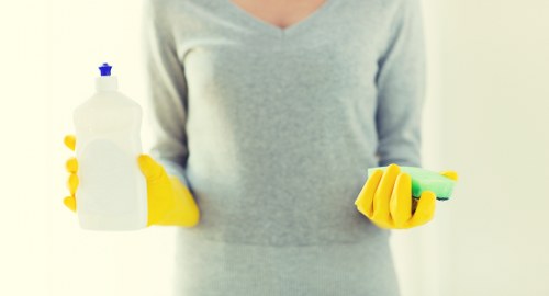 Deep cleaning kitchen during move out cleaning