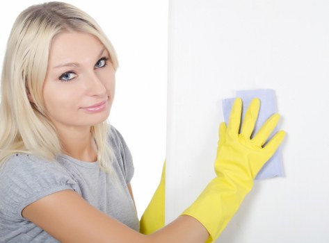 Office cleaning services for desks and common areas